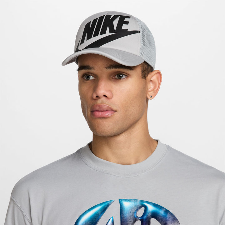 Nike Unisex Rise Structured Trucker Cap in Lt Smoke Grey/Lt Smoke Grey/Black