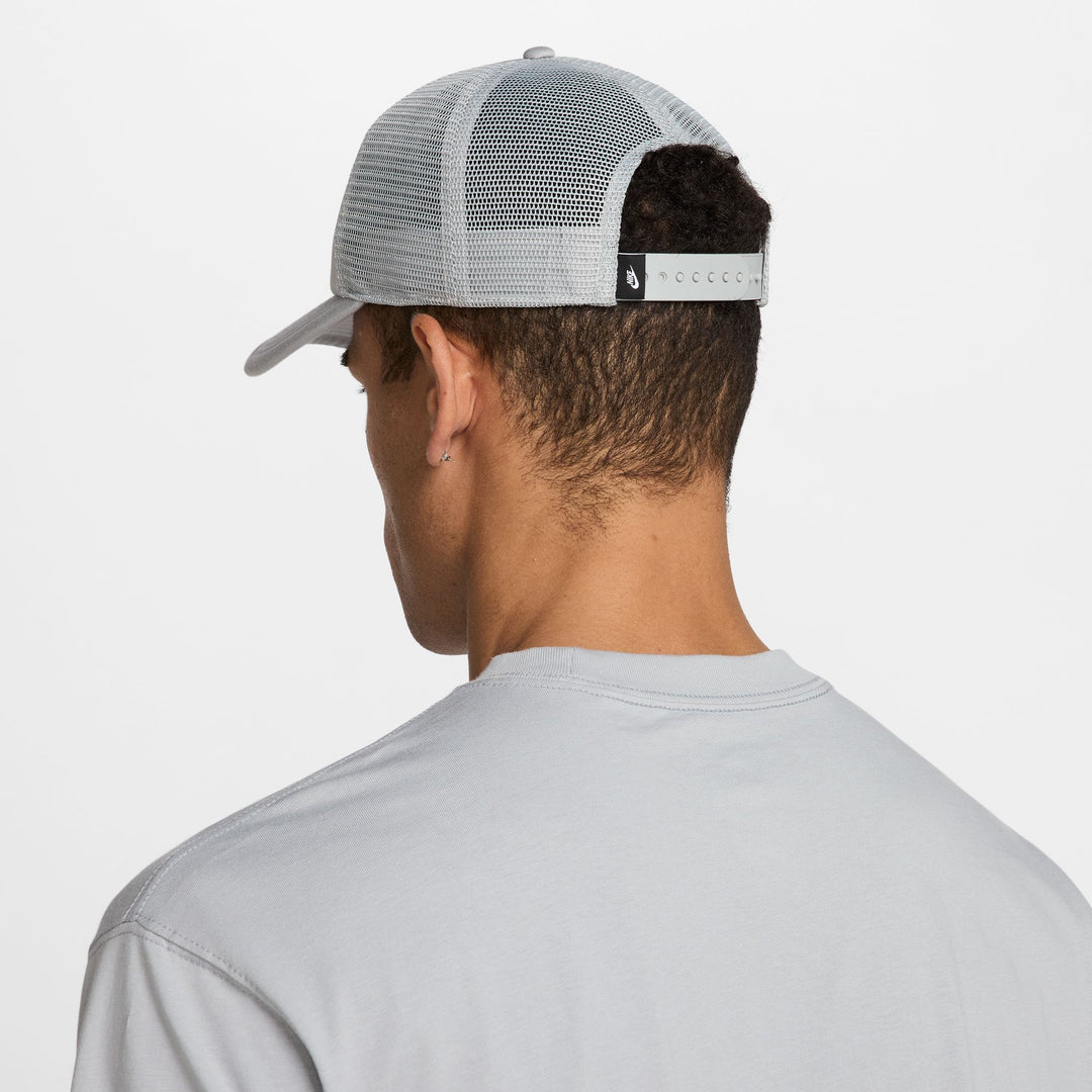 Nike Unisex Rise Structured Trucker Cap in Lt Smoke Grey/Lt Smoke Grey/Black