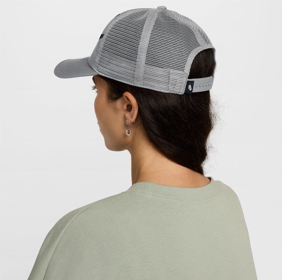 Nike Unisex Rise Structured Trucker Cap in Lt Smoke Grey/Lt Smoke Grey/Black